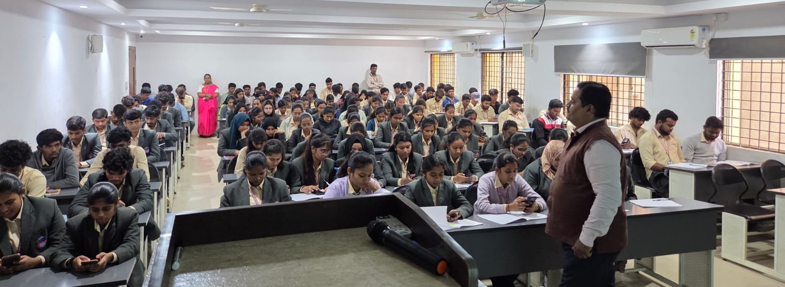 Seminar on “AI & ML” was organised by IQAC, IIC and IT Forum for BCA students on the 18th, August 2025.